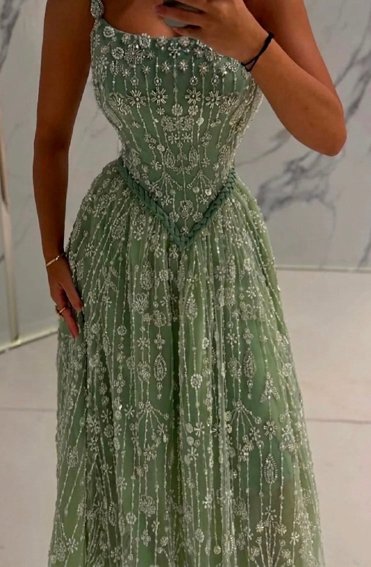 Robe de soirée vert sauge brodée de cristaux, Robe romantique en tulle pour le bal de promo ou demoiselle d'honneur, Style bohème de luxe avec corset et strass, Robe Lena inspirée par la nature.