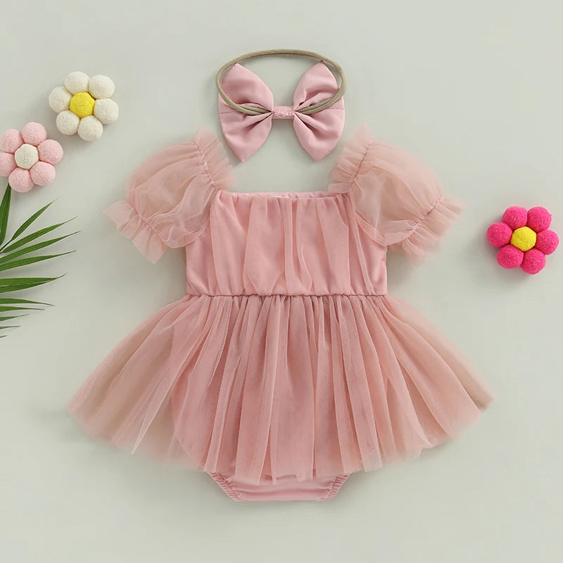 Eleganz in rosafarbenem Tüll – Das Taufkleid Ihrer Träume.