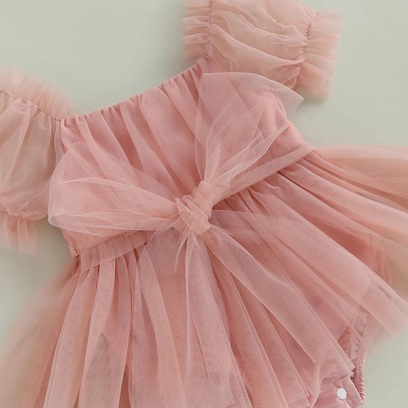 Eleganz in rosafarbenem Tüll – Das Taufkleid Ihrer Träume.