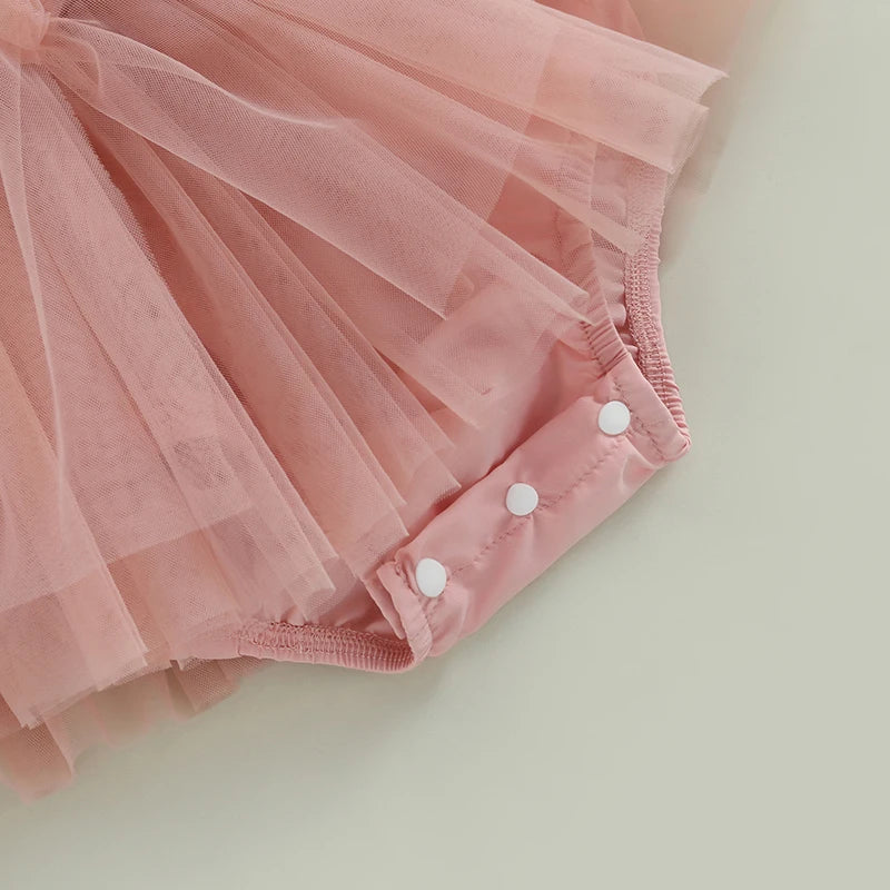 Eleganz in rosafarbenem Tüll – Das Taufkleid Ihrer Träume.