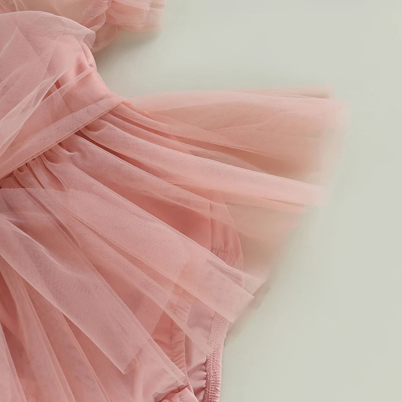 Eleganz in rosafarbenem Tüll – Das Taufkleid Ihrer Träume.